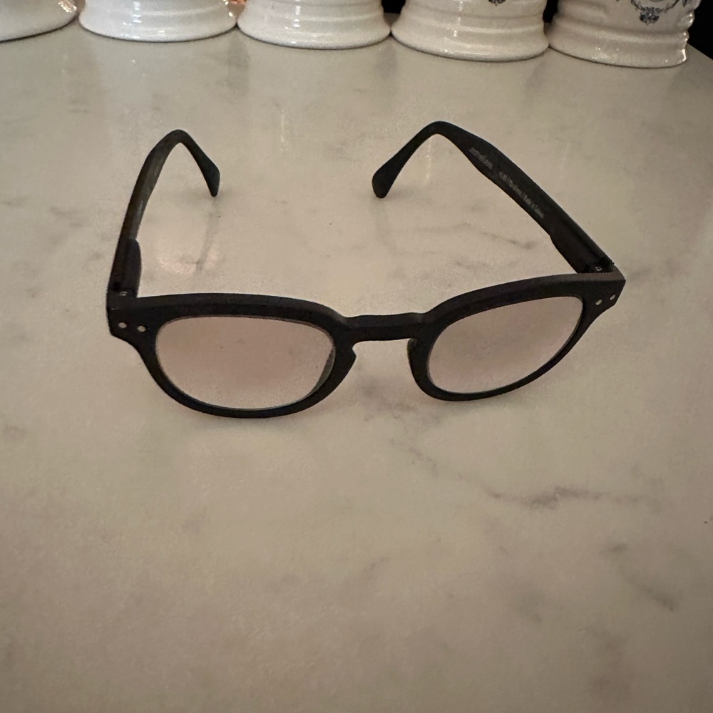 Reading glasses +2.00 Greg condition